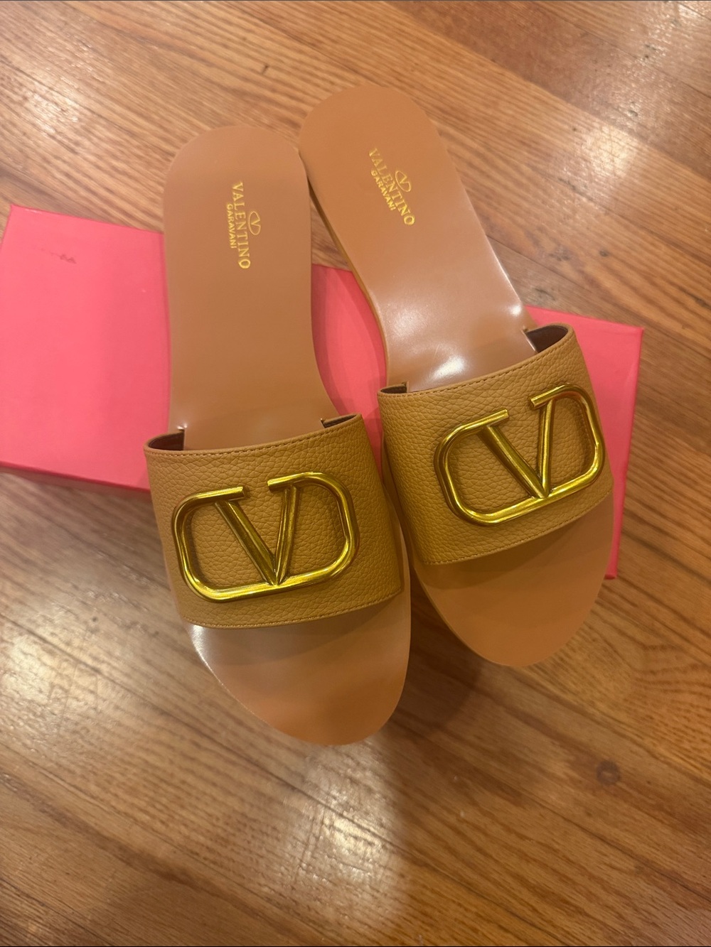 size 40 Valentino garavani flat brown Mustard Leather Logo Slide Sandals